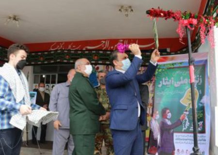 با حضور فرماندار رشت زنگ ایثار و مقاومت در مدرسه پسرانه شاهد کمیل رشت، نواخته شد.