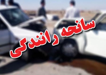 نجات جان یک مصدوم در پی واژگونی خودروی سواری تندر ۹۰ توسط عوامل امدادی جمعیت هلال احمر