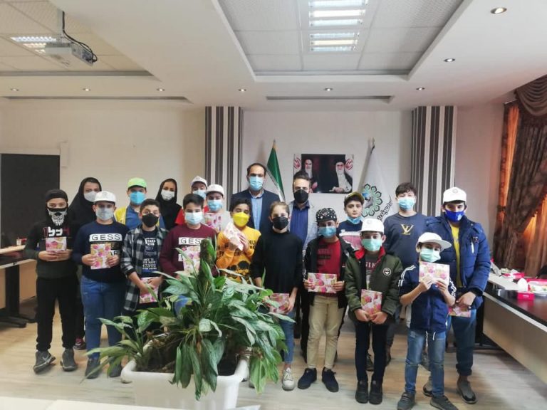 دیدار دانش‌آموزان و سفیران فرهنگ تفکیک زباله از مبدأ با شهردار بندر کیاشهر