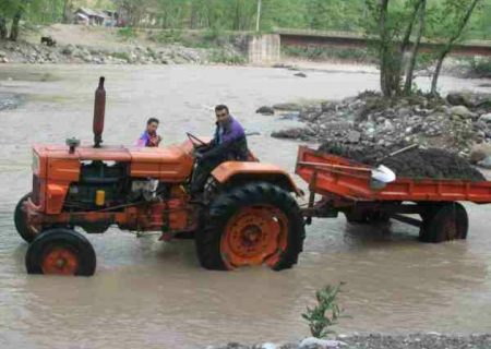 دو دستگاه کمپرسی و تراکتور حامل شن و ماسه غیر مجاز در رشت