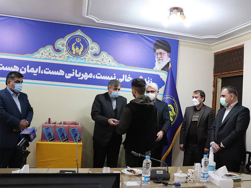 اهداء ۱۶۱ دستگاه تبلت به دانش آموزان نیازمند گیلانی