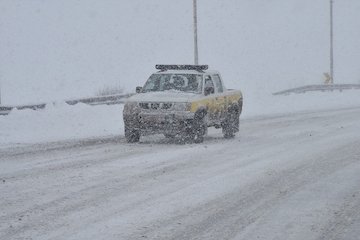 برفروبی مسیرهای مسدود استان گیلان با استفاده دستگاه برفخور مکانیزه برای نخستین بار/ بارش بیش از ۱۸۰ سانتی متر در مسیرهای کوهستانی استان