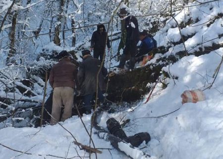همیاری مردم روستای کوریه آلیان با اکیپ رفع حوادث امور آبفای فومن در روزهای برفی