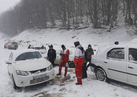 امدادرسانی عوامل هلال احمر به خودروهای گرفتار شده در محور های کوهستانی گیلان