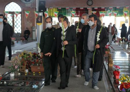 عزت ملت ما ادامه دادن راه شهدای عزیز است
