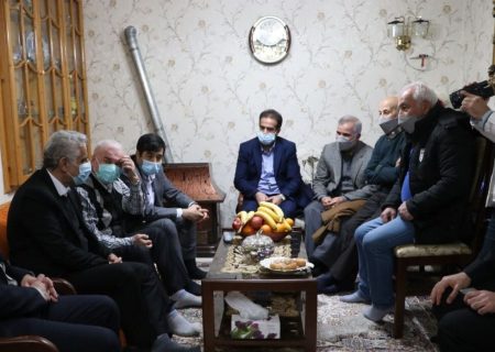 عیادت استاندار گیلان بهمراه مدیرکل ورزش و جوانان گیلان از پیشکسوت فوتبال گیلان