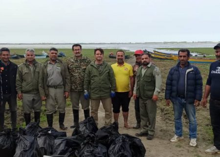 پاکسازی بخشی از تالاب بین المللی انزلی به مناسبت روز زمین پاک