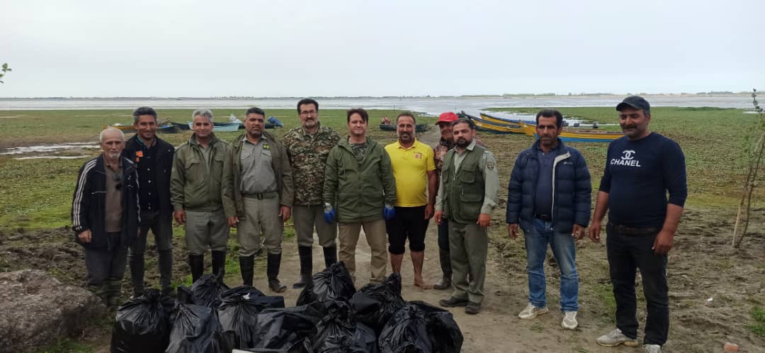 پاکسازی بخشی از تالاب بین المللی انزلی به مناسبت روز زمین پاک
