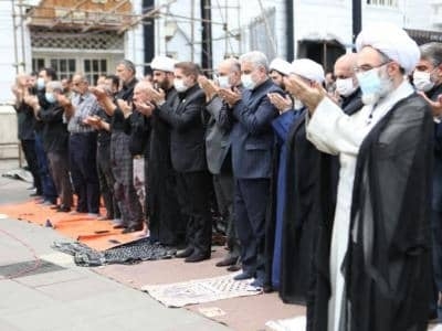 اقامه نماز ظهر عاشورا در پیاده راه فرهنگی رشت