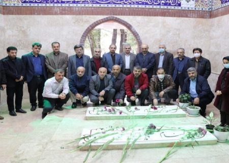 عطرافشانی گلزار شهدا به مناسبت هفته بسیج