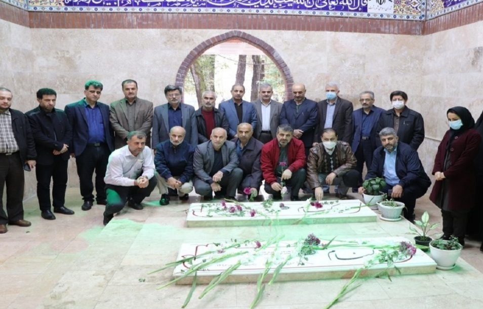 عطرافشانی گلزار شهدا به مناسبت هفته بسیج