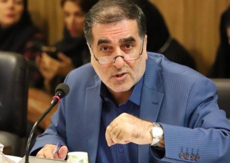 راهکارهای قانونی رییس کمیسیون برنامه و بودجه شورا جهت افزایش حقوق و مزایای پرسنل شهرداری گیل نوین_گیلان رییس کمیسیون برنامه بودجه و حقوقی شورا با تاکید بر اهمیت رفاهیات پرسنل شهرداری برای اعضای شورا افزود: در سنوات گذشته به لحاظ مالی به درآمد کارمندان پیمانی، رسمی، قراردادی شهرداری رشت آسیب زده شد. بنابر قانون شهرداری ها، مشمول قانون خدمات کشوری هستند. در سال‌های اخیر برخی از حقوق و مزایای کارمندان از جمله تفاوت تطبیق، بهره‌وری، تعطیل کاری و برخی از پاداش‌ها حذف شد. در بخش نامه سال ۱۴۰۲ وزارت کشور در فصل سوم بیان شد که با پیشنهاد شهردار و تایید شورای شهر تا سقف حداکثر ۲ ماه حقوق و مزایا مندرج در حکم کارگزینی افراد برای هر فرد در سال قابلیت اجرایی دارد. که از همین جا شورای شهر برای این افزایش اعلام آمادگی می‌کند.  به گزارش گیل نوین به نقل از روابط عمومی شورای اسلامی شهر رشت سید شمس شفیعی در هفتاد و چهارمین جلسه شورا با قدردانی از مردم جهت شرکت در راهپیمایی ۲۲ بهمن تصریح کرد: راهنمایی ۲۲ بهمن موجب ایجاد امید در دل مردم و مسئولین بود و به همین جهت باید از مردم قدردانی نمود. مردم غیرتمند و شهید پرور ایران و به خصوص رشت دشمنان را نامید کردند. پیام اصلی مردم در این راهپیمایی، پایبندی مردم با آرمان‌های انقلاب بود. در همین راستا مسوولین که از مردم عقب تر هستند باید با تلاش بیشتر و ارایه خدمات مطلوب‌تر خود را به مردم نزدیک کنند. سید شمس شفیعی با تاکید بر تناسب مناسب بودجه عمرانی و جاری شهرداری رشت برای سال آتی در ادامه در گزارش بودجه ۱۰ سال اخیر شهرداری بیان نمود: بنای شورای ششم بر انجام پروژه‌های عمرانی است. سال ۱۳۹۱ از بودجه ۱۵۵ میلیارد تومانی شهرداری رشت ۸۲ درصد آن محقق شد. و نسبت به سال قبل خود بودجه ۳ درصد افزایش داشت. و سهم جاری به عمرانی درصد۴۲ به ۵۸ درصد بود. در سال ۱۳۹۲ از بودجه ۱۹۳ میلیارد تومانی ۸۵ درصد تحقق یافت که ۲۵ درصد نسبت به سال قبل افزایش یافت و سهم جاری به عمرانی بودجه ۳۸ به ۶۲ درصد بود. در سال ۱۳۹۳ از بودجه ۲۴۵ میلیارد تومانی ۸۹ درصد تحقق یافت که ۲۷ درصد نسبت به سال قبل افزایش یافت و سهم جاری به عمرانی بودجه ۴۳ به ۵۷ درصد بود. در سال ۱۳۹۴ از بودجه ۶۰۰ میلیارد تومانی ۵۰ درصد تحقق یافت که ۱۴۴ درصد نسبت به سال قبل افزایش یافت که یک رکورد در ۱۲ سال بود که در درآمد شهرداری تاثیر گذار بود و سهم جاری به عمرانی بودجه درصد۲۴ به ۷۶ درصد بود. در سال ۱۳۹۵ از بودجه ۸۵۰ میلیارد تومانی ۴۷ درصد تحقق یافت که ۴۲ درصد نسبت به سال قبل افزایش یافت و سهم جاری به عمرانی بودجه درصد۲۱ به ۷۹ درصد بود. در سال ۱۳۹۶ از بودجه ۹۰۰ میلیارد تومانی ۴۸ درصد تحقق یافت که ۶ درصد نسبت به سال قبل افزایش یافت و سهم جاری به عمرانی بودجه درصد۲۸ به ۷۲ درصد بود. در سال ۱۳۹۷ از بودجه ۹۹۲ میلیارد تومانی ۴۰ درصد تحقق یافت که ۱۰ درصد نسبت به سال قبل افزایش یافت و سهم جاری به عمرانی بودجه درصد۳۱ به ۶۹ درصد بود. در سال ۱۳۹۸ که بودجه نسبت به سال قبل کاهش داشت و بودجه را ۶۵۰ میلیارد تومان مصوب و ۶۰ درصد تحقق یافت که ۳۴ درصد نسبت به سال قبل کاهش یافت و سهم جاری به عمرانی بودجه درصد۴۲ به ۵۸ درصد بود. در سال ۱۳۹۹ از بودجه ۹۰۵ میلیارد تومانی ۹۰ درصد تحقق یافت که ۳۹ درصد نسبت به سال قبل افزایش یافت و سهم جاری به عمرانی بودجه درصد۴۱ به ۵۹ درصد بود. در سال ۱۴۰۰ از بودجه ۱۲۵۰ میلیارد تومانی ۱۰۱ درصد تحقق یافت که ۳۸ درصد نسبت به سال قبل افزایش یافت و سهم جاری به عمرانی بودجه درصد۴۴ به ۵۶ درصد بود. در سال ۱۴۰۱ که در واقع عملکرد شورای ششم است از بودجه ۲ هزار و ۲۰ میلیارد تومانی که ۷۰ درصد آن تا اکنون که در انتهای ماه یازدهم هستیم محقق شد که ۶۲ درصد نسبت به سال قبل افزایش یافت و سهم جاری به عمرانی بودجه درصد ۴۶ به ۵۴ درصد بود. اما برای سال ۱۴۰۲ بودجه شهرداری با ۸۵ درصد رشد نسبت به سال قبل بالغ بر ۳ هزار و ۷۴۰ میلیارد تومان می‌باشد و نسبت جاری به عمرانی آن ۴۱ درصد به ۵۹ درصد است و این به معنی رویکرد عمرانی شورای ششم دارد. وی با تاکید بر اهمیت رفاهیات پرسنل شهرداری برای اعضای شورا افزود: در سنوات گذشته به لحاظ مالی به درآمد کارمندان پیمانی، رسمی، قراردادی شهرداری رشت آسیب زده شد. بنابر قانون شهرداری ها، مشمول قانون خدمات کشوری هستند. در سال‌های اخیر برخی از حقوق و مزایای کارمندان از جمله تفاوت تطبیق، بهره‌وری، تعطیل کاری و ادامهد و مزایا مندرج در حکم کارگزینی افراد برای هر فرد در سال قابلیت اجرایی دارد. که از همین جا شورای شهر برای این افزایش اعلام آمادگی می‌کند. رییس کمیسیون برنامه بودجه و حقوقی شورا با اشاره به ماده ۴۱ قانون استخدام کشوری ادامه ویرایش شده  ۲۲:۴۲  داد: شهرداری ها برابر این قانون که از قانون استخدام کشوری تبعیت می‌کنند؛ بر اساس اصلاح ماده ۴۱ قانون استخدام کشوری، وزارت خانه‌ها و موسسات دولتی مشمول این قانون می‌توانند به مستخدمینی که منشا خدمات برجسته شوند، پاداش پرداخت کنندکه با تصویب هیات وزیران، پرداخت تا ۲ برابر مجموع حقوق و مزایای یک ماه مجاز است. همینطور با دستور همسانسازی حقوق و مزایای کارمندان قرارداد معین با کارمندان پیمانی همسانسازی شد. لذا پاداش موضوع ماده ۴۱ قانون استخدامی کشوری به این همکاران محترم نیز قابل پرداخت است. که در سنوات گذشته شهرداری رشت به تمام همکاران در دو نوبت این پاداش را با عنوان پاداش درصدی پرداخت می‌کرد. که بر اساس این قانون سرپرست محترم شهرداری و معاون محترم مالی باید هرچه سریعتر این پاداش‌ها را مجدد پرداخت نمایند. وی با اشاره به ۷ تبصره از قانون بودجه کشور که مربوط به شهرداری ها است یادآور شد: شهر رشت در جذب ردیف‌های ملی از دیگر شهر‌ها عقب است که در این راستا کل نمایندگان استان گیلان از جمله ۳ نماینده شهرستان رشت در مجلس شورای اسلامی باید تلاش بیشتری کنند تا با رایزنی‌های خود در تهران این بودجه‌ها را برای شهر رشت جذب کنند.