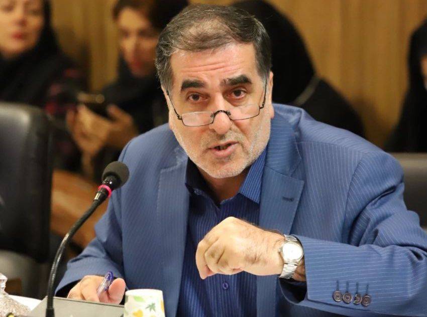 راهکارهای قانونی رییس کمیسیون برنامه و بودجه شورا جهت افزایش حقوق و مزایای پرسنل شهرداری گیل نوین_گیلان رییس کمیسیون برنامه بودجه و حقوقی شورا با تاکید بر اهمیت رفاهیات پرسنل شهرداری برای اعضای شورا افزود: در سنوات گذشته به لحاظ مالی به درآمد کارمندان پیمانی، رسمی، قراردادی شهرداری رشت آسیب زده شد. بنابر قانون شهرداری ها، مشمول قانون خدمات کشوری هستند. در سالهای اخیر برخی از حقوق و مزایای کارمندان از جمله تفاوت تطبیق، بهرهوری، تعطیل کاری و برخی از پاداشها حذف شد. در بخش نامه سال ۱۴۰۲ وزارت کشور در فصل سوم بیان شد که با پیشنهاد شهردار و تایید شورای شهر تا سقف حداکثر ۲ ماه حقوق و مزایا مندرج در حکم کارگزینی افراد برای هر فرد در سال قابلیت اجرایی دارد. که از همین جا شورای شهر برای این افزایش اعلام آمادگی میکند. به گزارش گیل نوین به نقل از روابط عمومی شورای اسلامی شهر رشت سید شمس شفیعی در هفتاد و چهارمین جلسه شورا با قدردانی از مردم جهت شرکت در راهپیمایی ۲۲ بهمن تصریح کرد: راهنمایی ۲۲ بهمن موجب ایجاد امید در دل مردم و مسئولین بود و به همین جهت باید از مردم قدردانی نمود. مردم غیرتمند و شهید پرور ایران و به خصوص رشت دشمنان را نامید کردند. پیام اصلی مردم در این راهپیمایی، پایبندی مردم با آرمانهای انقلاب بود. در همین راستا مسوولین که از مردم عقب تر هستند باید با تلاش بیشتر و ارایه خدمات مطلوبتر خود را به مردم نزدیک کنند. سید شمس شفیعی با تاکید بر تناسب مناسب بودجه عمرانی و جاری شهرداری رشت برای سال آتی در ادامه در گزارش بودجه ۱۰ سال اخیر شهرداری بیان نمود: بنای شورای ششم بر انجام پروژههای عمرانی است. سال ۱۳۹۱ از بودجه ۱۵۵ میلیارد تومانی شهرداری رشت ۸۲ درصد آن محقق شد. و نسبت به سال قبل خود بودجه ۳ درصد افزایش داشت. و سهم جاری به عمرانی درصد۴۲ به ۵۸ درصد بود. در سال ۱۳۹۲ از بودجه ۱۹۳ میلیارد تومانی ۸۵ درصد تحقق یافت که ۲۵ درصد نسبت به سال قبل افزایش یافت و سهم جاری به عمرانی بودجه ۳۸ به ۶۲ درصد بود. در سال ۱۳۹۳ از بودجه ۲۴۵ میلیارد تومانی ۸۹ درصد تحقق یافت که ۲۷ درصد نسبت به سال قبل افزایش یافت و سهم جاری به عمرانی بودجه ۴۳ به ۵۷ درصد بود. در سال ۱۳۹۴ از بودجه ۶۰۰ میلیارد تومانی ۵۰ درصد تحقق یافت که ۱۴۴ درصد نسبت به سال قبل افزایش یافت که یک رکورد در ۱۲ سال بود که در درآمد شهرداری تاثیر گذار بود و سهم جاری به عمرانی بودجه درصد۲۴ به ۷۶ درصد بود. در سال ۱۳۹۵ از بودجه ۸۵۰ میلیارد تومانی ۴۷ درصد تحقق یافت که ۴۲ درصد نسبت به سال قبل افزایش یافت و سهم جاری به عمرانی بودجه درصد۲۱ به ۷۹ درصد بود. در سال ۱۳۹۶ از بودجه ۹۰۰ میلیارد تومانی ۴۸ درصد تحقق یافت که ۶ درصد نسبت به سال قبل افزایش یافت و سهم جاری به عمرانی بودجه درصد۲۸ به ۷۲ درصد بود. در سال ۱۳۹۷ از بودجه ۹۹۲ میلیارد تومانی ۴۰ درصد تحقق یافت که ۱۰ درصد نسبت به سال قبل افزایش یافت و سهم جاری به عمرانی بودجه درصد۳۱ به ۶۹ درصد بود. در سال ۱۳۹۸ که بودجه نسبت به سال قبل کاهش داشت و بودجه را ۶۵۰ میلیارد تومان مصوب و ۶۰ درصد تحقق یافت که ۳۴ درصد نسبت به سال قبل کاهش یافت و سهم جاری به عمرانی بودجه درصد۴۲ به ۵۸ درصد بود. در سال ۱۳۹۹ از بودجه ۹۰۵ میلیارد تومانی ۹۰ درصد تحقق یافت که ۳۹ درصد نسبت به سال قبل افزایش یافت و سهم جاری به عمرانی بودجه درصد۴۱ به ۵۹ درصد بود. در سال ۱۴۰۰ از بودجه ۱۲۵۰ میلیارد تومانی ۱۰۱ درصد تحقق یافت که ۳۸ درصد نسبت به سال قبل افزایش یافت و سهم جاری به عمرانی بودجه درصد۴۴ به ۵۶ درصد بود. در سال ۱۴۰۱ که در واقع عملکرد شورای ششم است از بودجه ۲ هزار و ۲۰ میلیارد تومانی که ۷۰ درصد آن تا اکنون که در انتهای ماه یازدهم هستیم محقق شد که ۶۲ درصد نسبت به سال قبل افزایش یافت و سهم جاری به عمرانی بودجه درصد ۴۶ به ۵۴ درصد بود. اما برای سال ۱۴۰۲ بودجه شهرداری با ۸۵ درصد رشد نسبت به سال قبل بالغ بر ۳ هزار و ۷۴۰ میلیارد تومان میباشد و نسبت جاری به عمرانی آن ۴۱ درصد به ۵۹ درصد است و این به معنی رویکرد عمرانی شورای ششم دارد. وی با تاکید بر اهمیت رفاهیات پرسنل شهرداری برای اعضای شورا افزود: در سنوات گذشته به لحاظ مالی به درآمد کارمندان پیمانی، رسمی، قراردادی شهرداری رشت آسیب زده شد. بنابر قانون شهرداری ها، مشمول قانون خدمات کشوری هستند. در سالهای اخیر برخی از حقوق و مزایای کارمندان از جمله تفاوت تطبیق، بهرهوری، تعطیل کاری و ادامهد و مزایا مندرج در حکم کارگزینی افراد برای هر فرد در سال قابلیت اجرایی دارد. که از همین جا شورای شهر برای این افزایش اعلام آمادگی میکند. رییس کمیسیون برنامه بودجه و حقوقی شورا با اشاره به ماده ۴۱ قانون استخدام کشوری ادامه ویرایش شده ۲۲:۴۲ داد: شهرداری ها برابر این قانون که از قانون استخدام کشوری تبعیت میکنند؛ بر اساس اصلاح ماده ۴۱ قانون استخدام کشوری، وزارت خانهها و موسسات دولتی مشمول این قانون میتوانند به مستخدمینی که منشا خدمات برجسته شوند، پاداش پرداخت کنندکه با تصویب هیات وزیران، پرداخت تا ۲ برابر مجموع حقوق و مزایای یک ماه مجاز است. همینطور با دستور همسانسازی حقوق و مزایای کارمندان قرارداد معین با کارمندان پیمانی همسانسازی شد. لذا پاداش موضوع ماده ۴۱ قانون استخدامی کشوری به این همکاران محترم نیز قابل پرداخت است. که در سنوات گذشته شهرداری رشت به تمام همکاران در دو نوبت این پاداش را با عنوان پاداش درصدی پرداخت میکرد. که بر اساس این قانون سرپرست محترم شهرداری و معاون محترم مالی باید هرچه سریعتر این پاداشها را مجدد پرداخت نمایند. وی با اشاره به ۷ تبصره از قانون بودجه کشور که مربوط به شهرداری ها است یادآور شد: شهر رشت در جذب ردیفهای ملی از دیگر شهرها عقب است که در این راستا کل نمایندگان استان گیلان از جمله ۳ نماینده شهرستان رشت در مجلس شورای اسلامی باید تلاش بیشتری کنند تا با رایزنیهای خود در تهران این بودجهها را برای شهر رشت جذب کنند.