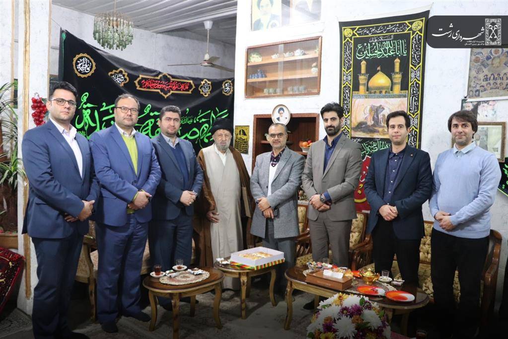 سر درب خانه خاندان موسوی ضیابری واقع در بافت مرکزی شهر رشت ، به پلاک “خانه حسینی” مزین شد