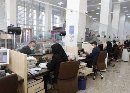 قفل کردن درب بانک و محبوس شدن کارمندان، در پی مخالفت با وام مشتری