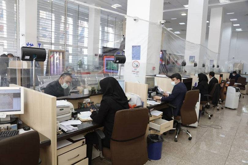 قفل کردن درب بانک و محبوس شدن کارمندان، در پی مخالفت با وام مشتری