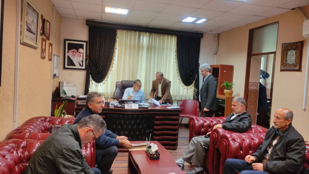 بررسی و رفع مشکلات شهروندان همه روزه در ساختمان شورا