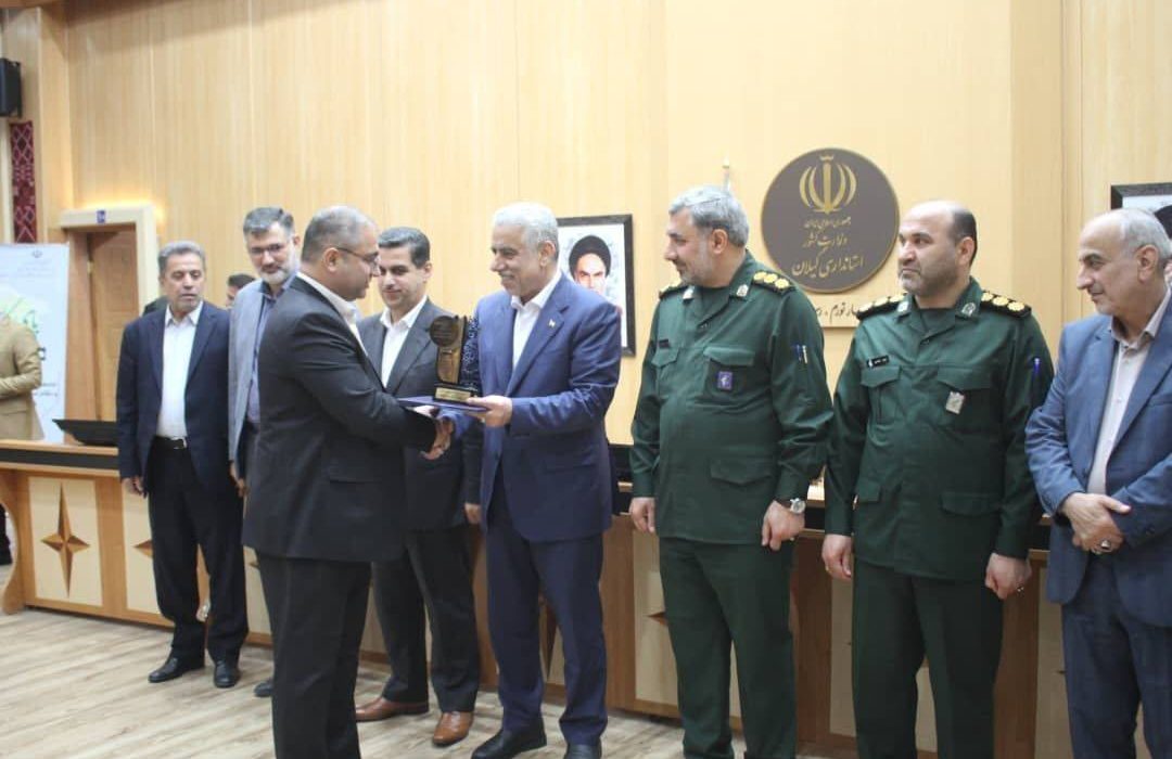 تجلیل از دکتر اسحق جمال امیدی مدیر عامل و نائب رئیس هیئت مدیره شرکت سیمان خزر بعنوان کارفرمای برتر و مدیر واحد نمونه کارخانجات استان گیلان