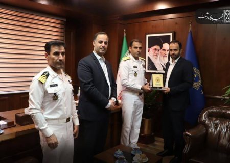 (نشان کرست ) نیروی دریایی به شهردار رشت اعطا شد