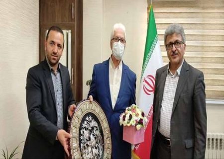 تکریم استاد پیشکسوت توسط رئیس دانشگاه علوم پزشکی گیلان و مدیر صندوق بازنشستگی کشوری استان
