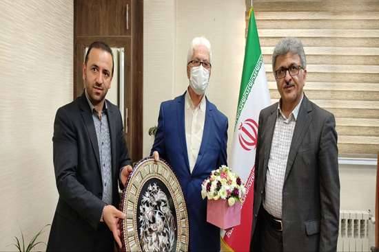 تکریم استاد پیشکسوت توسط رئیس دانشگاه علوم پزشکی گیلان و مدیر صندوق بازنشستگی کشوری استان
