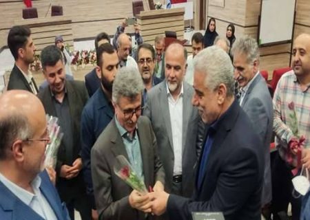 اهدای گل به پزشکان توسط استاندار گیلان