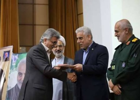تجلیل از دکتر آشوبی به عنوان مدیر نمونه ارشد دولتی در گیلان