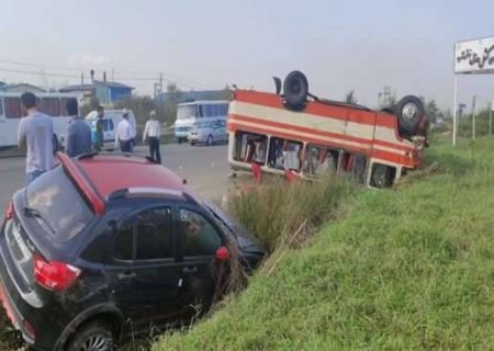 امدادرسانی اورژانس گیلان به ۱۶ مصدوم حادثه واژگونی یک دستگاه مینی‌بوس