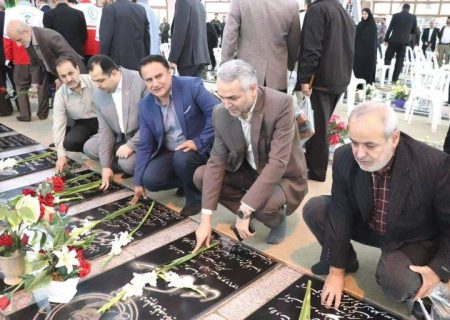 با حضور مدیر مخابرات منطقه گیلان غبارروبی گلزار شهدای رشت در هفته پدافند غیرعامل