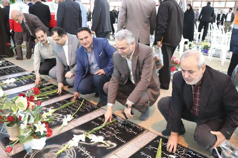 با حضور مدیر مخابرات منطقه گیلان غبارروبی گلزار شهدای رشت در هفته پدافند غیرعامل