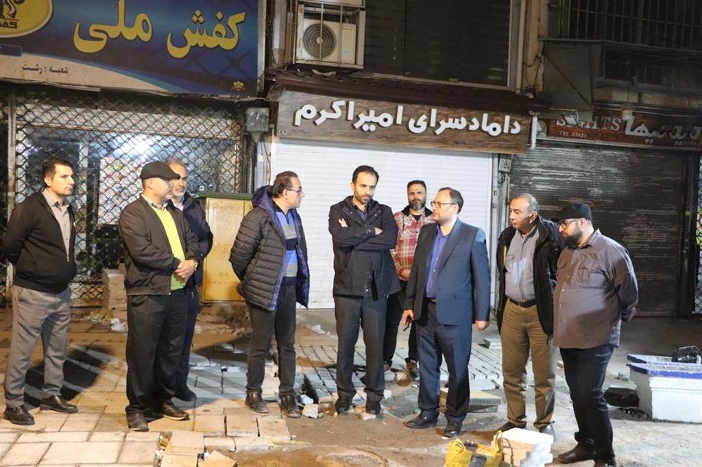 بازدید شبانه شهردار از مراحل پایانی اصلاح کفپوش بازار بزرگ رشت