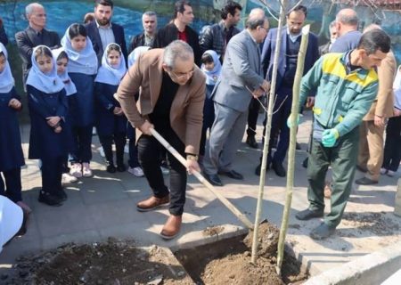 بازکاشت نهال بومی با حضور رئیس کمیسیون محیط زیست شورا و شهردار رشت/ کاشت ۱۸ هزار نهال بومی گیلان در رشت/ توزیع ۱۰ هزار نهال بین شهروندان