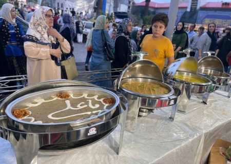 برپایی میز خوراک “یوم الطعام” در شهر رشت،اولین شهر خوراک جهان در یونسکو در پیاده راه فرهنگی شهدای ذهاب/مردم رشت مهمان سفره امیرالمومنین(ع) شدند