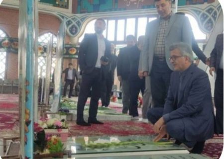 ادای احترام رئیس دانشگاه علوم پزشکی گیلان به مقام شامخ شهدا در رشت