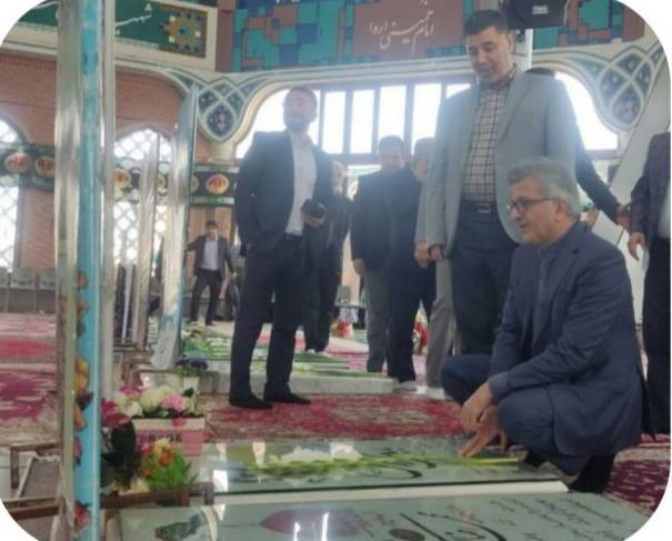 ادای احترام رئیس دانشگاه علوم پزشکی گیلان به مقام شامخ شهدا در رشت