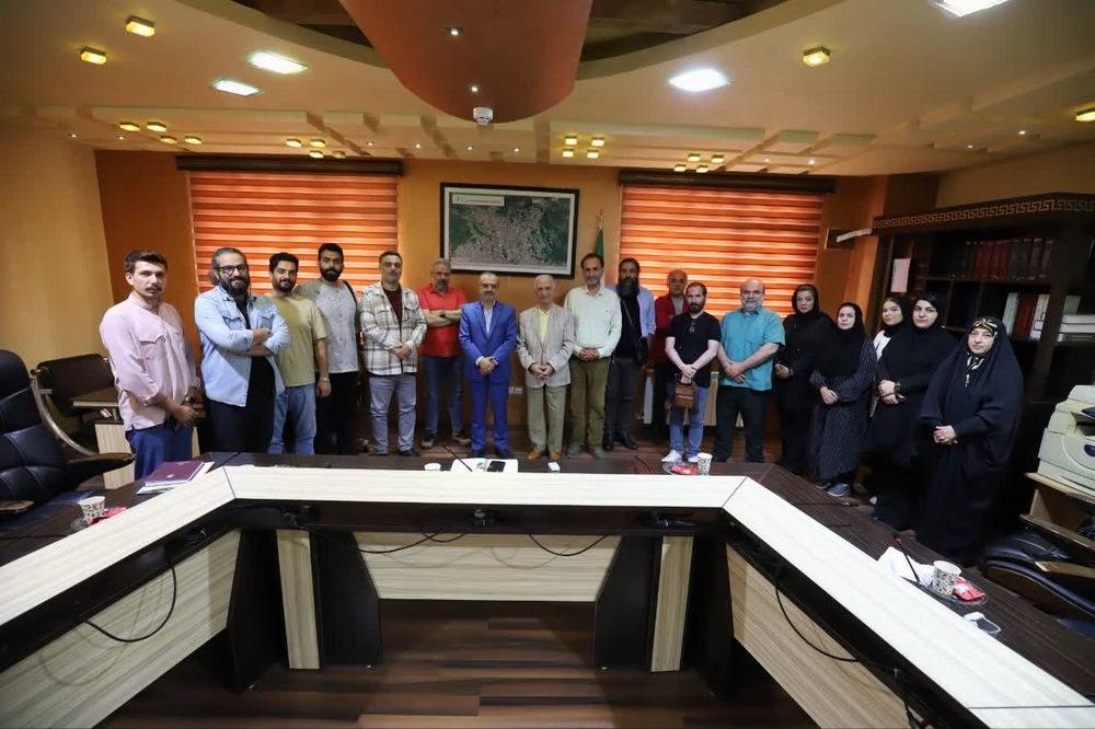 دیدار جمعی از هنرمندان و پیشکسوتان هنر تئاتر عضو مجمع هنرهای نمایشی رشت با محمد حسین واثق کارگرنیا رئیس شورای اسلامی شهر رشت