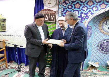 تجلیل و تقدیر مدیر مخابرات منطقه گیلان از اولین روحانی جانباز ۷۰ درصد استان