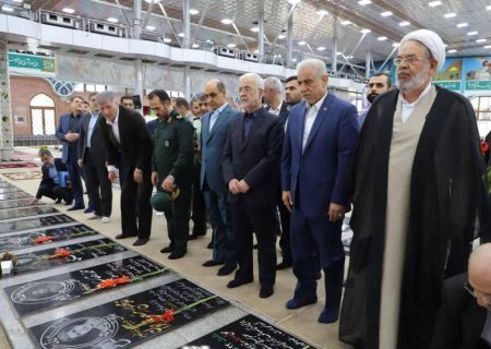 ادای احترام وزیر کشور به مقام شامخ شهیدان