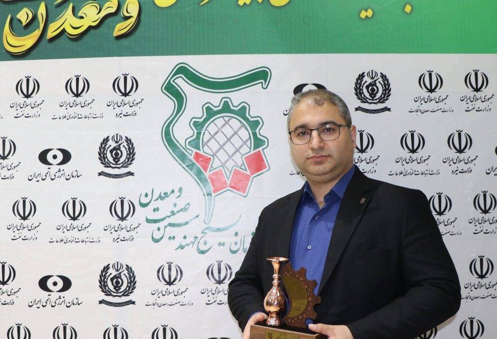 اهدای لوح و تندیس در اولین اجلاسیه ملی پیشرانان صنعت و معدن کشور به دکتر اسحق جمال امیدی مدیر عامل شرکت سیمان خزر
