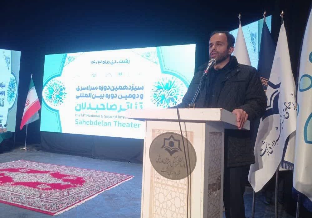 هنرمندان متعهد جامعه را به لحاظ فرهنگی غنی می کنند/ رشت در عرصه هنر چهره های مطرح و ماندگاری به جامعه هنرمندان معرفی کرده است/ اجرای نخستین تئاتر در رشت نشان‌دهنده قدمت فرهنگی رشت