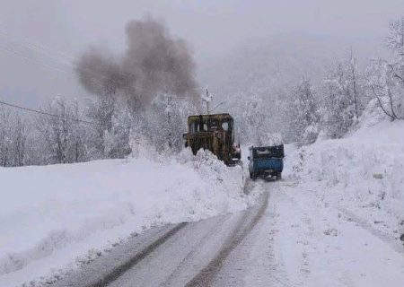 آغاز بارش شدید برف در ۲ محور مواصلاتی گیلان؛ تردد جریان دارد