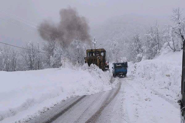 آغاز بارش شدید برف در ۲ محور مواصلاتی گیلان؛ تردد جریان دارد