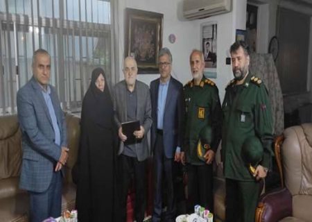 تجلیل از مقام شامخ شهدای مدافع سلامت گیلان در هفته سلامت