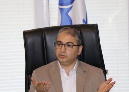 دکتر اسحق جمال امیدی مدیر عامل سیمان خزر در حاشیه نشست فصلی بهار سال ۱۴۰۴با عاملین عمده شرکت سیمان خزر
