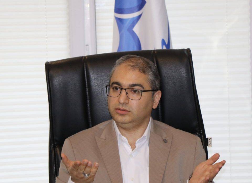 دکتر اسحق جمال امیدی مدیر عامل سیمان خزر در حاشیه نشست فصلی بهار سال ۱۴۰۴با عاملین عمده شرکت سیمان خزر