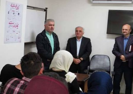 معاون بهداشتی دانشگاه با اهدای گل به زوجین بر جوانی جمعیت تاکید کرد