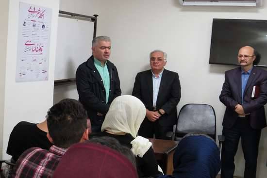 معاون بهداشتی دانشگاه با اهدای گل به زوجین بر جوانی جمعیت تاکید کرد