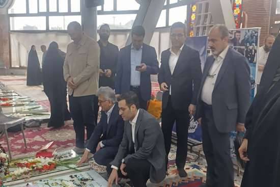 ادای احترام رئیس دانشگاه علوم پزشکی گیلان به مقام شامخ شهدا