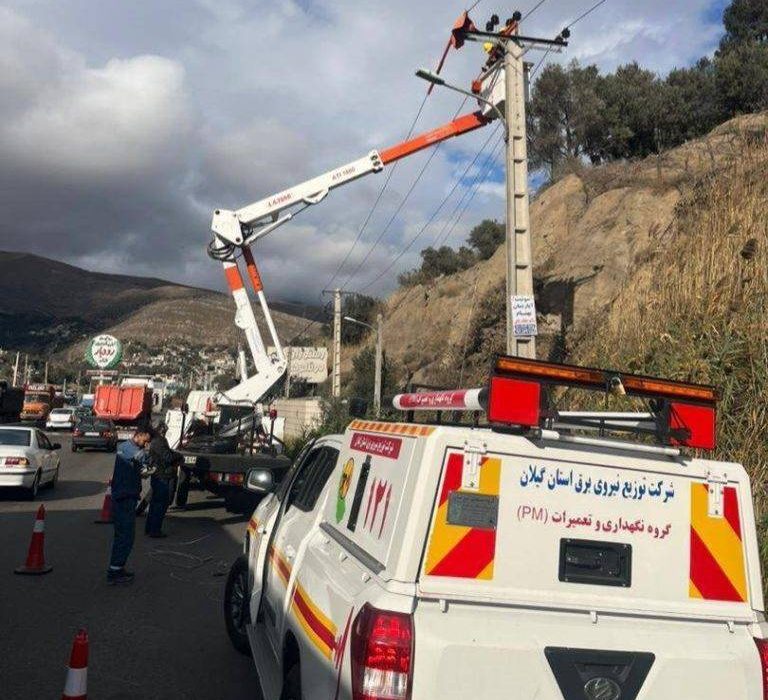 آغاز تعمیرات گسترده فیدرهای ۲۰ كیلوولت در شهرستان رودبار به روش خط گرم
