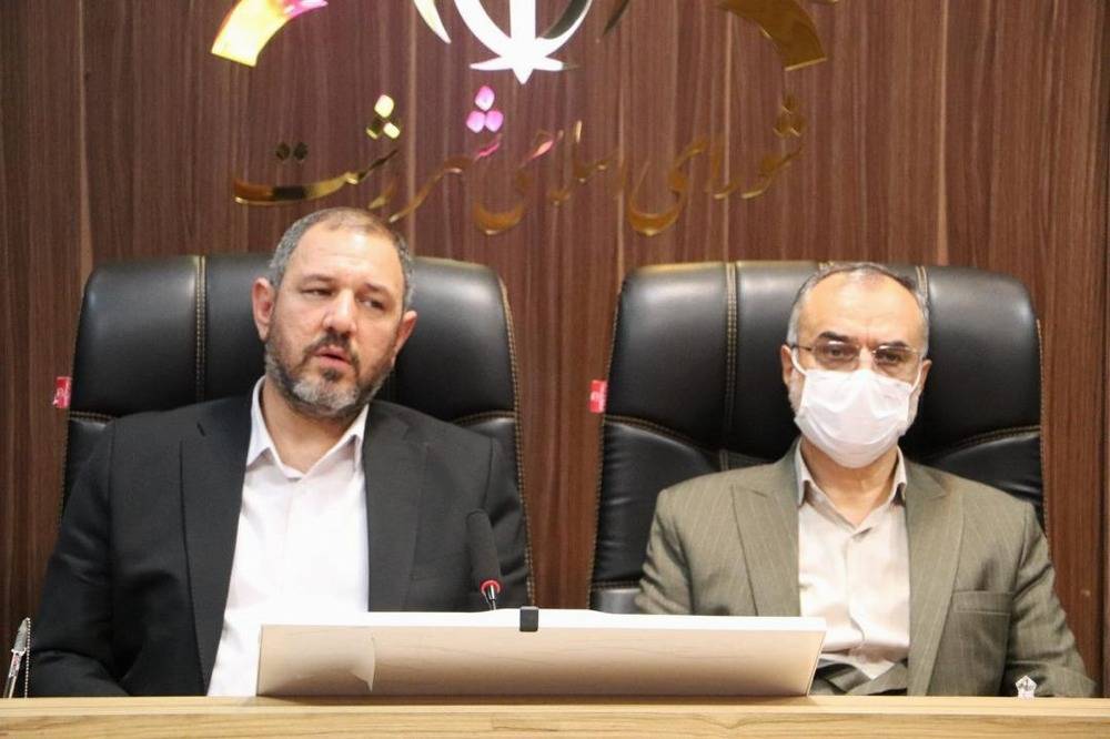 کارگرنیا رئیس شورای اسلامی شهر رشت در نشست با حاجی بگلو رئیس شورای عالی استان ها در ساختمان شورای رشت : ساماندهی نیروهای شرکتی شهرداری و استقلال بودجه شوراها/ تصویب اصلاح چارت اداری شورای رشت/ رفع مشکلات ساخت و ساز در زمین های نسقی/ انباشت آرای تخریب ماده ۱۰۰
